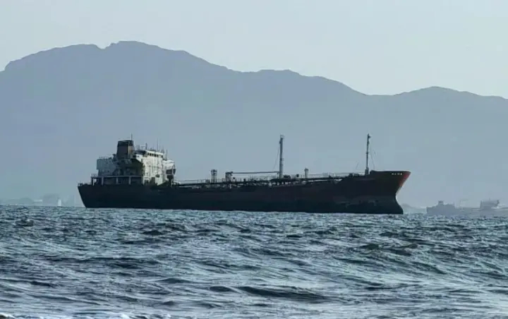 Qırmızı dənizdə yük gəmisi mərmi atəşinə tutulub