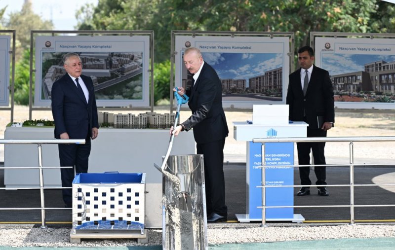 Prezident İlham Əliyev Naxçıvan şəhərində sosial evlər kompleksinin təməlini qoyub