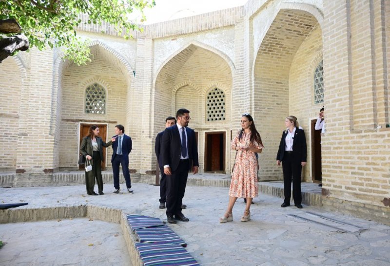 Leyla Aliyeva explores works of first Bukhara Biennial