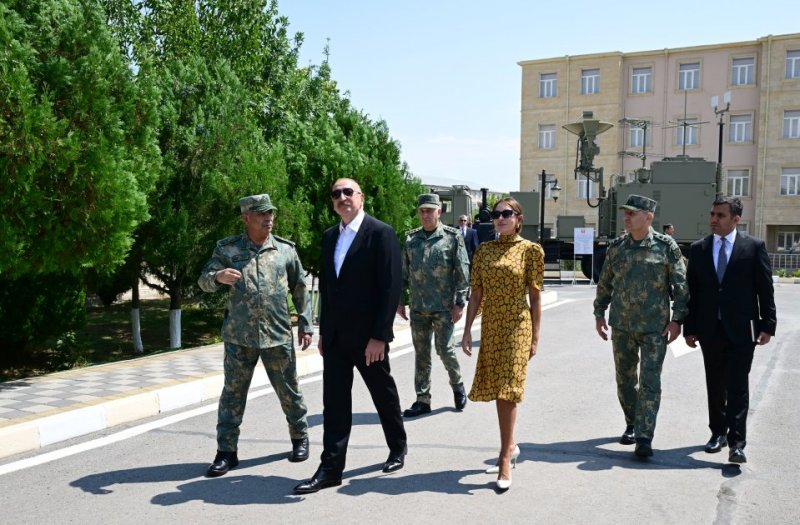   Prezident Naxçıvanda yeni komando hərbi hissələrinə Döyüş bayraqlarının verilməsi mərasimində iştirak edib  