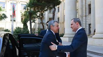 Ceyhun Bayramov İqnazio Kassisi qarşılayıb
