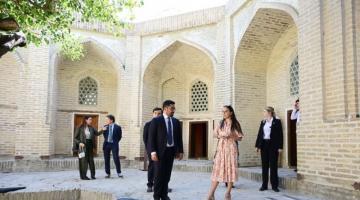 Leyla Aliyeva explores works of first Bukhara Biennial