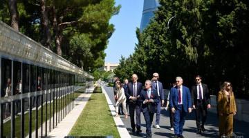 İsveçrənin Federal Xarici İşlər Departamentinin rəhbəri Bakıda şəhidlərin xatirəsini anıb