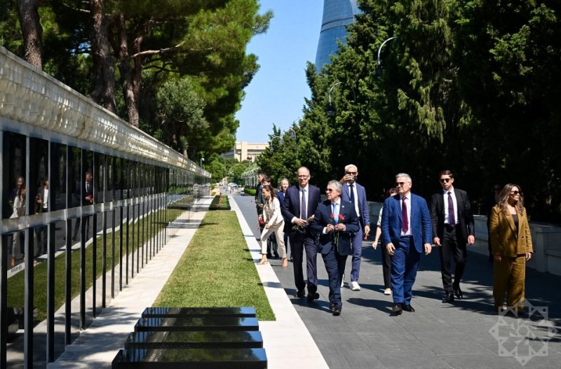 İsveçrənin Federal Xarici İşlər Departamentinin rəhbəri Bakıda şəhidlərin xatirəsini anıb