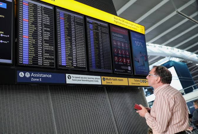Technical failure disrupts flights at major UK airports