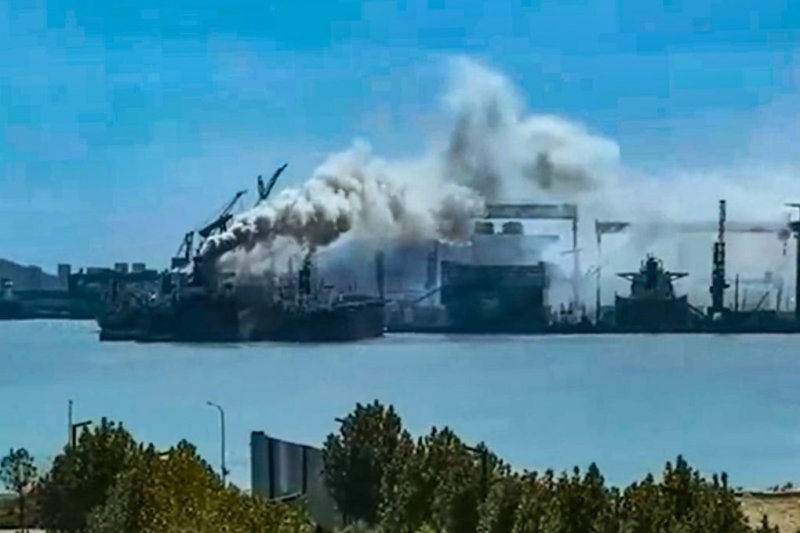Çində yanan gəmidə azı 20 nəfər ölüb
