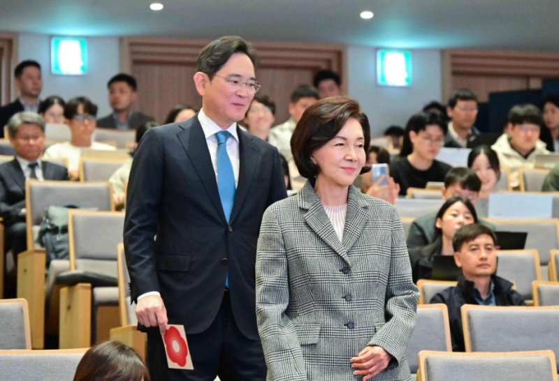 Samsung Chairman Lee to buy $1.42B in company shares from mother