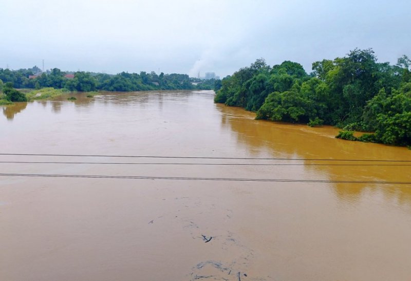 Floods, landslides kill three, inundate 16,000 homes in Vietnam