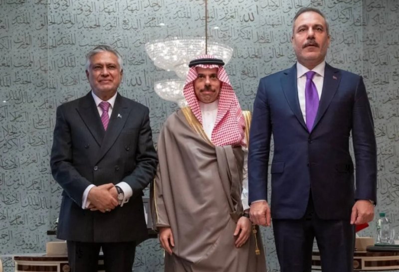 Mecca defense pact ministers discuss urgent meeting to support Saudi Arabia