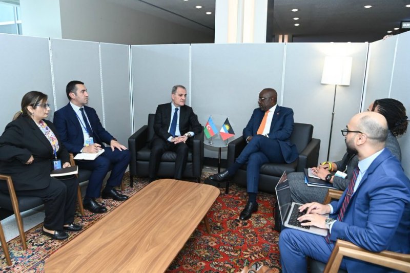 Ceyhun Bayramov Antiqua və Barbuda XİN başçısı ilə ikitərəfli əlaqələri müzakirə edib