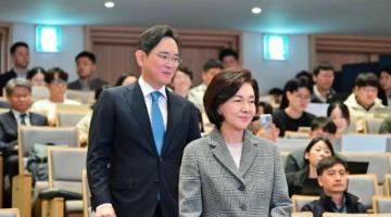 Samsung Chairman Lee to buy $1.42B in company shares from mother